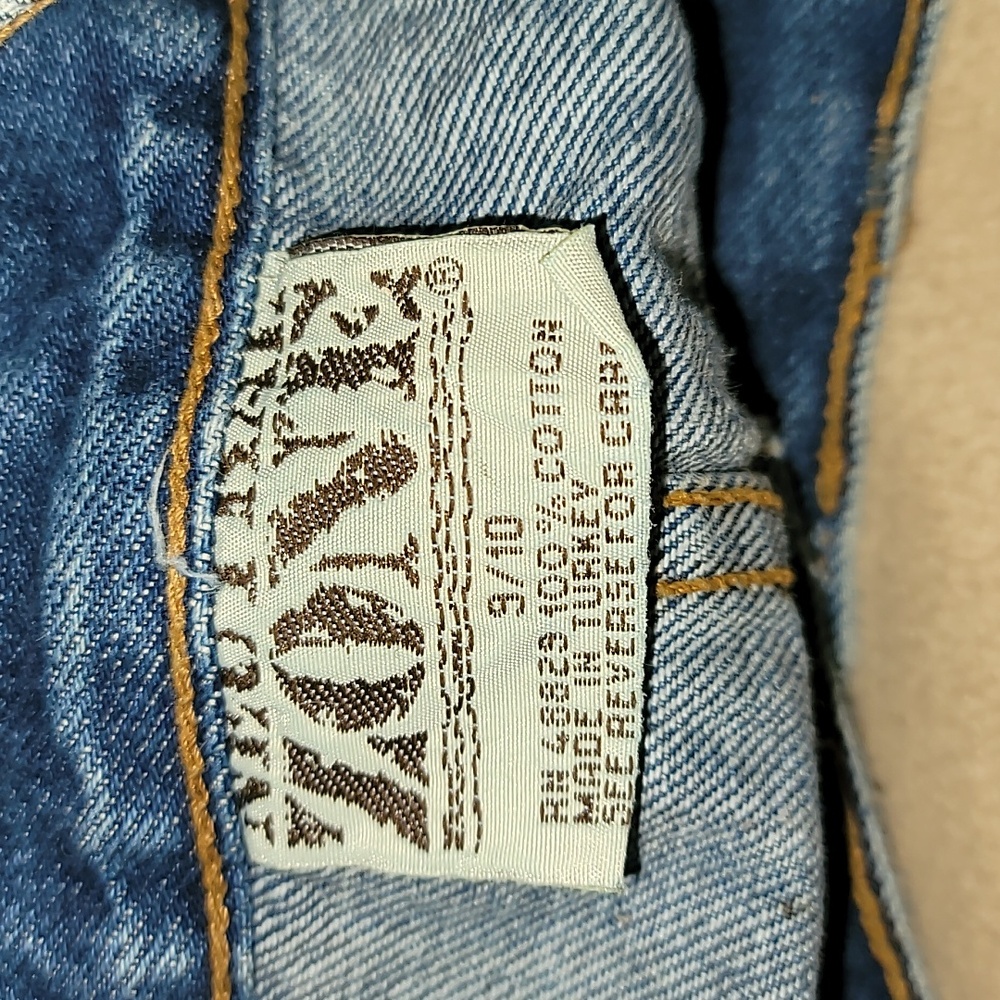 VINTAGE Ruffle Jean shorts - Picture 3 of 3